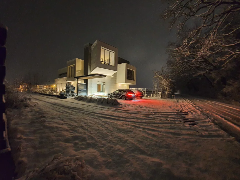 Fațada în lumină de iarnă · imagine cu defect prezent în sursa originală