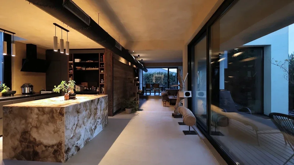 Casa M22 — Corbeanca — Bucătăria deschisă spre curte