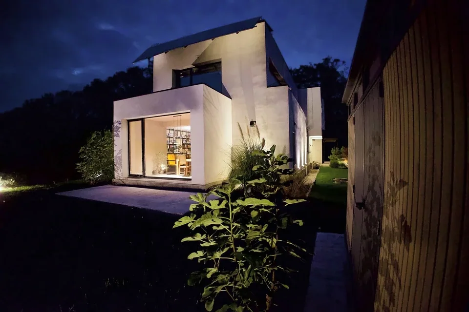 Casa M22 — Corbeanca — Biblioteca văzută din grădină