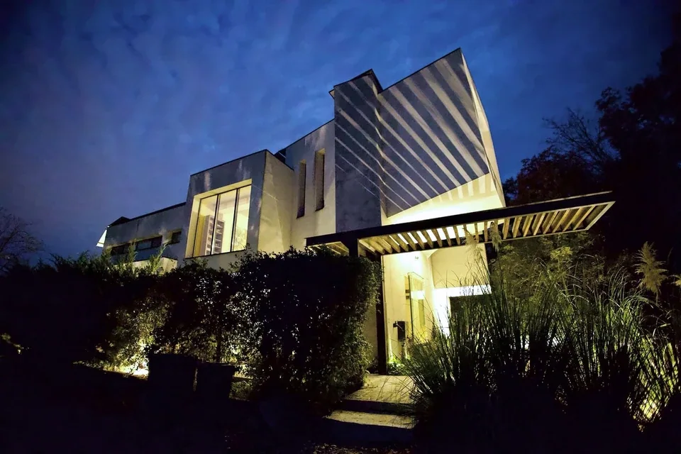 Casa M22 — Corbeanca — Umbrele pergolei pe fațadă