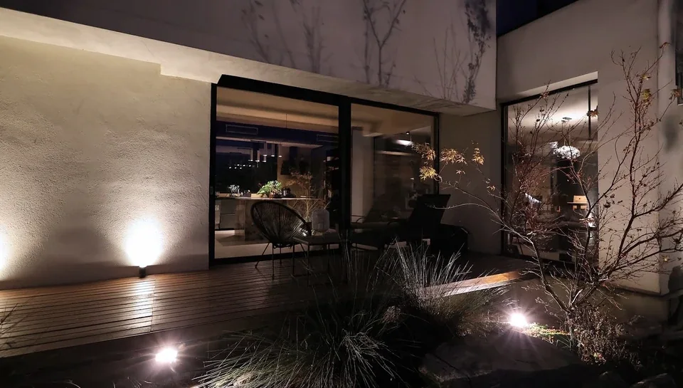 Casa M22 — Corbeanca — Curtea interioară, noaptea