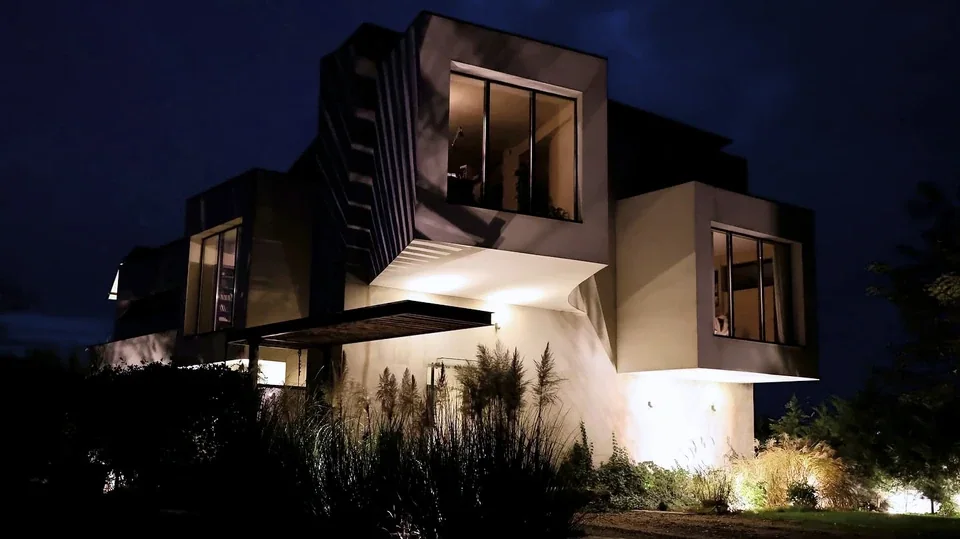Casa M22 — Corbeanca — Volume iluminate noaptea