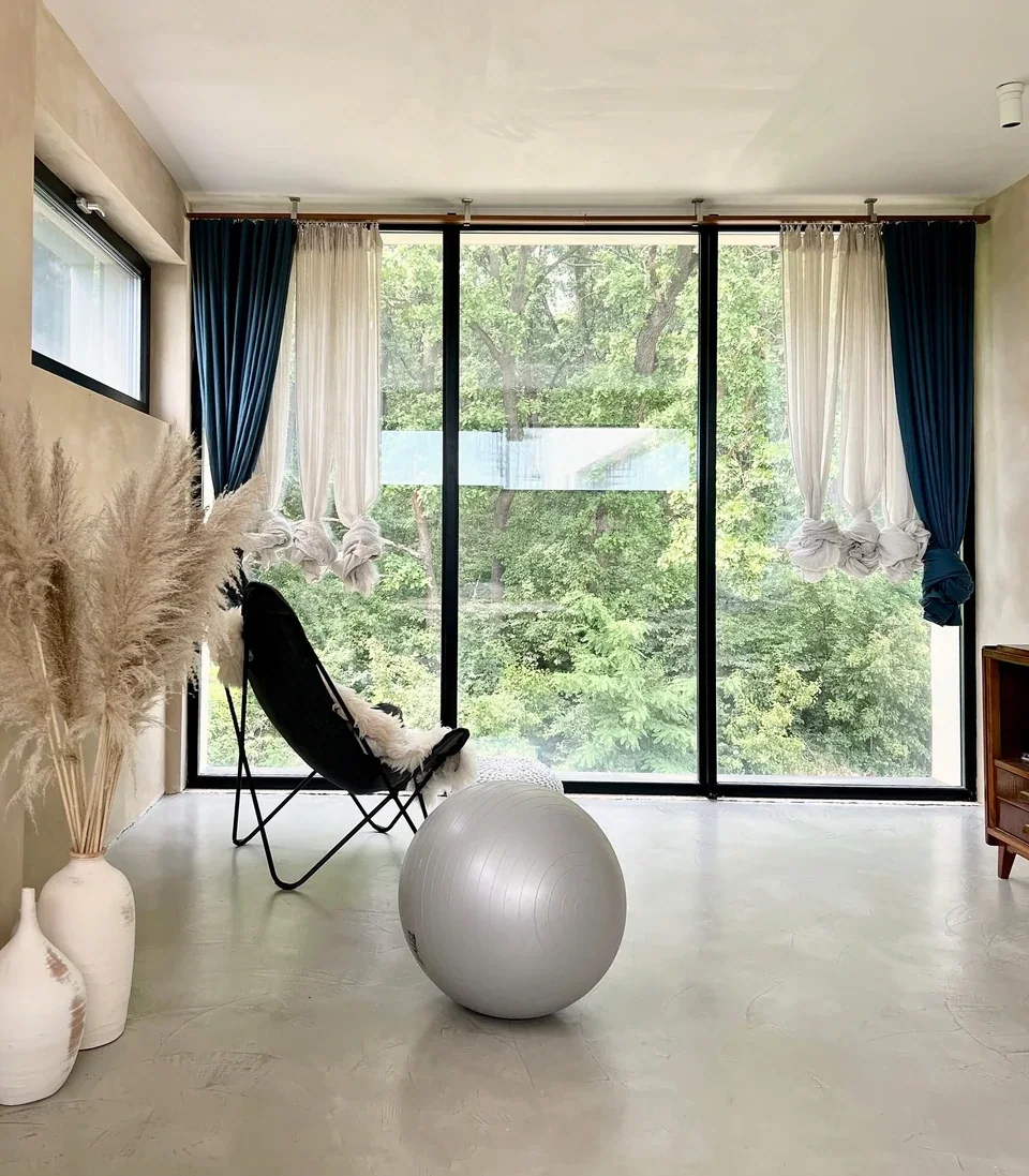 Casa M22, Corbeanca — loc de ședere lângă fereastră